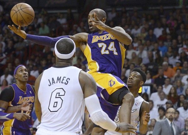  Angeles Lakers guard Kobe Bryant (c)