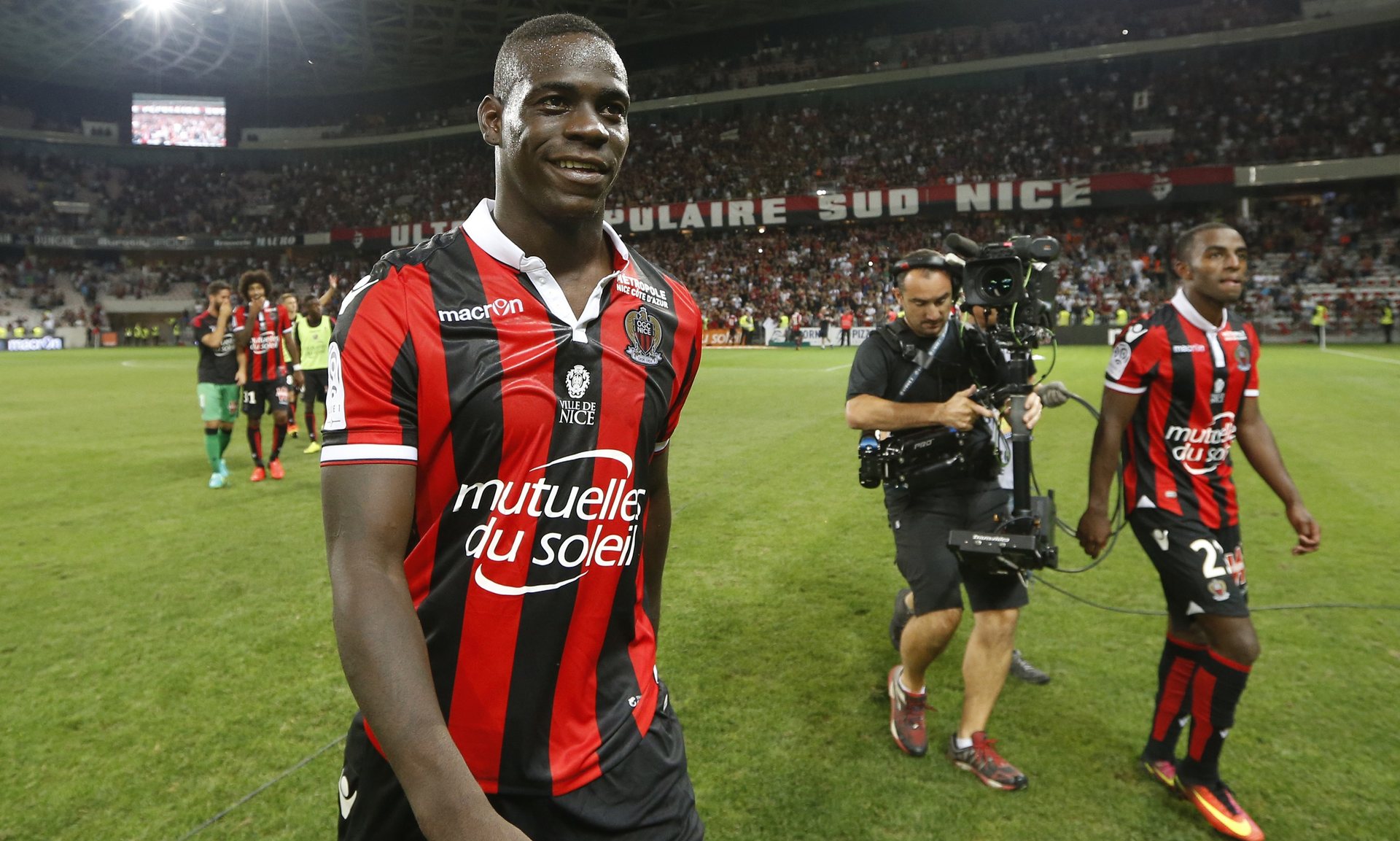 Balotelli scores twice on Nice debut to earn victory