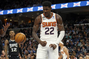 Suns Want to Keep Deandre Ayton for Next Season The Phoenix Suns is reportedly do not intend to trade Deandre Ayton for the next NBA season. Moreover, the franchise’s executives want the pivot to play alongside the trio of stars Kevin Durant, Devin Booker, and Bradley Beal. The Suns head coach Frank Vogel, has insisted that he would like to count on Ayton for the next season of the NBA. “I think he could be one of the best centers in the NBA. After all, he showed it a few years ago when we faced him in the playoffs,” Vogel said. “There are still areas where he can grow offensively. But I’m really committed to connecting with him and helping him restore that All-Star player level.” Vogel added. On the other hand, The Philadelphia Inquirer's Keith Pompey has pointed out the 24-year-old player as a target of the Philadelphis 76ers. “Phoenix wants the 76ers to facilitate a three-team deal. This, therefore, would bring Tobias Harris to the Suns.” Pompey reported. “In addition, another team would be Ayton and the Sixers would gain other assets.” he added. Pompey has also confirmed that Phoenix’s pursuit of Harris is over. The question, after all, is financial. It was believed that the Suns would use Ayton as a bargaining chip in the NBA market. The franchise goes down a shorter, but star-studded, casting path. Ayton ended the series against the Denver Nuggets averaging 10.8 points and 8.2 rebounds in the 2022/23 season. However, the idea is that Ayton is not untouchable if a good deal can be done. But with Vogel in charge, the atmosphere in the locker rooms is about to change. Moreover, his relationship with Monty Williams was not good, according to journalist John Gambadoro. “Like Jae Crowder, Monty Williams didn’t want Ayton either. He wanted to be traded for Myles Turner of the Indiana Pacers.” Gambadoro said. “The coach didn’t like to train him. On the other hand, Vogel loves Ayton. That’s because he reminds him of Roy Hibbert.” he added.