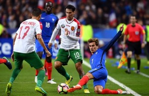 France's forward Antoine Griezmann (R) vies with Bulgaria's forward Ivelin Popov (C) during the FIFA World Cup 2018 qualifying football match France vs Bulgaria on October 7, 2016 at the Stade de France stadium in Saint-Denis, north of Paris.  / AFP PHOTO / FRANCK FIFE