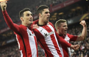 Athletic Bilbao's midfielder Sabin Merino (C) celebrates with teammates forward Aritz Aduriz (L) and forward Iker Muniain (R) after scoring during the UEFA Europa League Round of 32 second leg football match Athletic Club Bilbao vs Olympique de Marseille at the San Mames stadium in Bilbao on February 25, 2016.   / AFP / ANDER GILLENEA        (Photo credit should read ANDER GILLENEA/AFP/Getty Images)