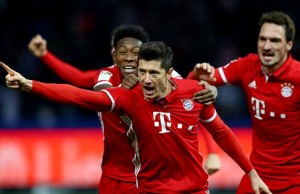 BERLIN, GERMANY - FEBRUARY 18:  Robert Lewandowski of Muenchen celebrates after he scores the equalizing goal during the Bundesliga match between Hertha BSC and Bayern Muenchen at Olympiastadion on February 18, 2017 in Berlin, Germany.  (Photo by Martin Rose/Bongarts/Getty Images)